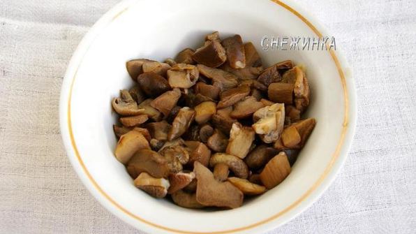 штрудель с картофелем и грибами в сливочно-сырном соусе