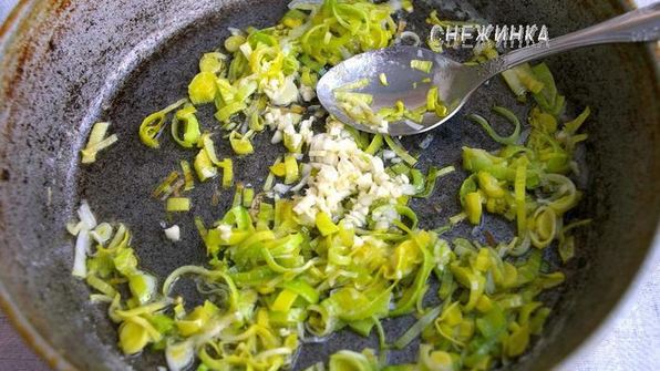 штрудель с картофелем и грибами в сливочно-сырном соусе