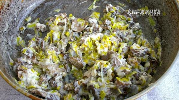 штрудель с картофелем и грибами в сливочно-сырном соусе