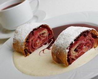 Штрудель с клубникой и изюмом