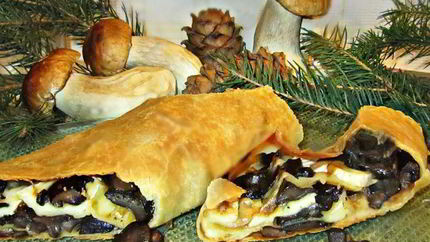 Штрудель с лесными грибами и сыром Бри