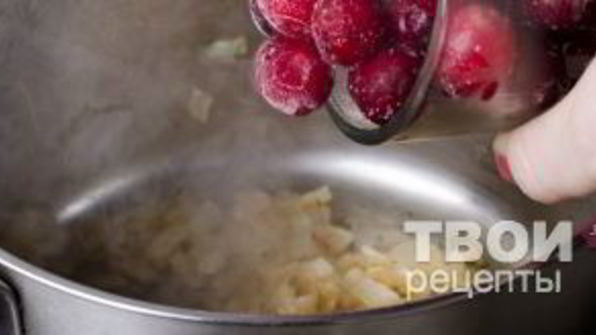 штрудель с уткой, грецкими орехами и клюквенным соусом