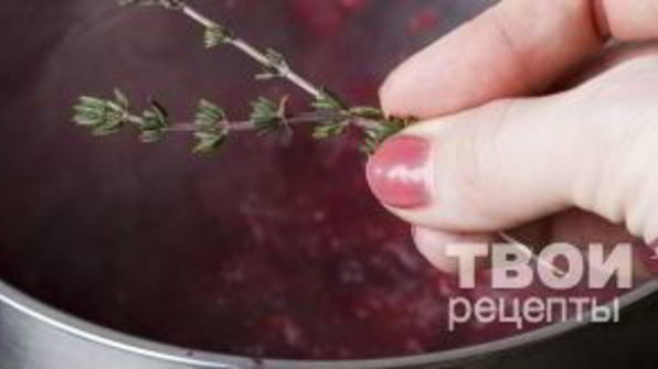 штрудель с уткой, грецкими орехами и клюквенным соусом