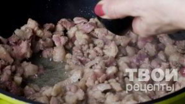 штрудель с уткой, грецкими орехами и клюквенным соусом