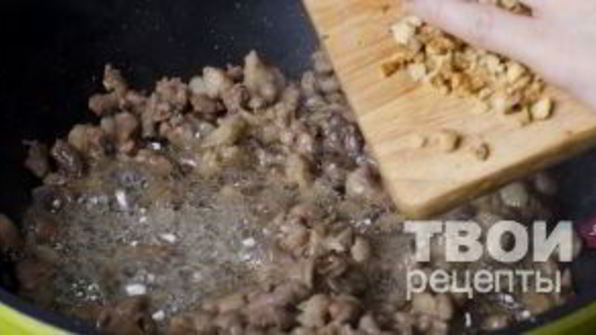 штрудель с уткой, грецкими орехами и клюквенным соусом