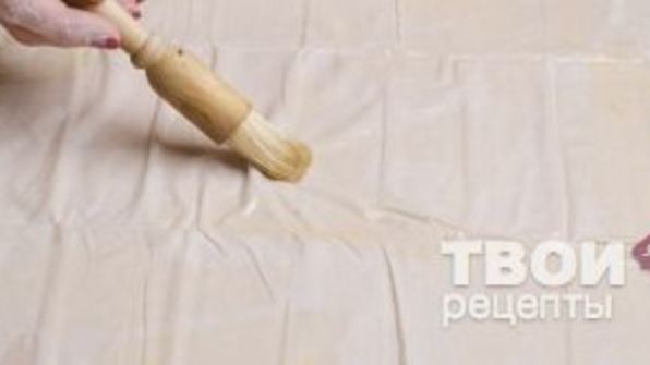 штрудель с уткой, грецкими орехами и клюквенным соусом