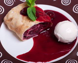 Штрудель с вишней и миндалем