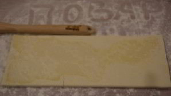 штрудель с яблоками из слоеного теста