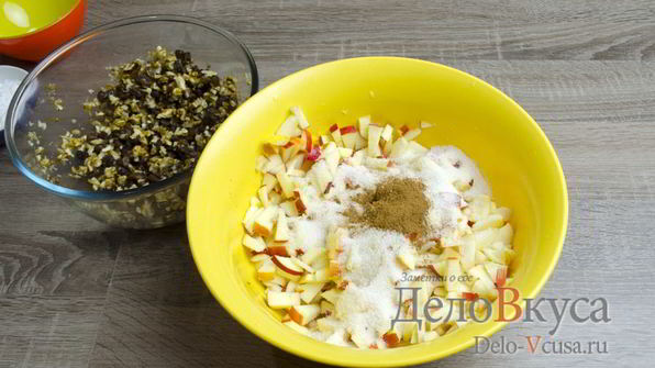 штрудель с яблоками, изюмом и грецкими орехами