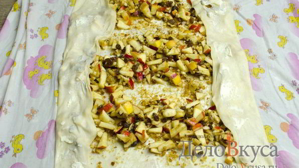 штрудель с яблоками, изюмом и грецкими орехами