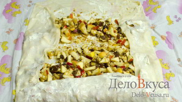 штрудель с яблоками, изюмом и грецкими орехами
