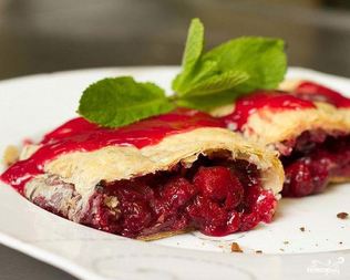 Штрудель с замороженной вишней и корицей