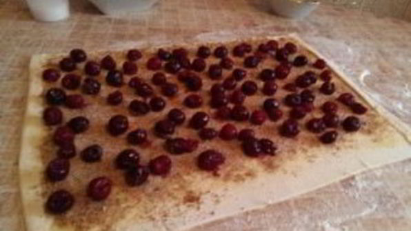 вишневый штрудель из слоеного теста