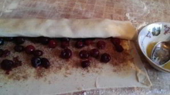 вишневый штрудель из слоеного теста