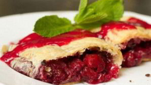 вишневый штрудель из слоеного теста