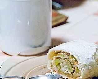 Яблочный штрудель с изюмом и корицей