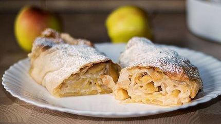 Яблочный штрудель с лимоном и изюмом