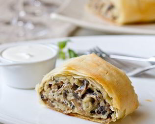 Закусочный штрудель с грибами и сыром