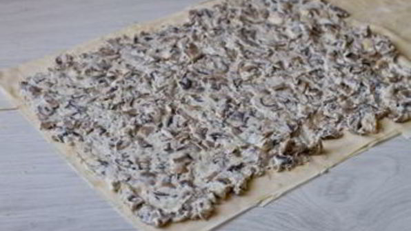закусочный штрудель с грибами и сыром