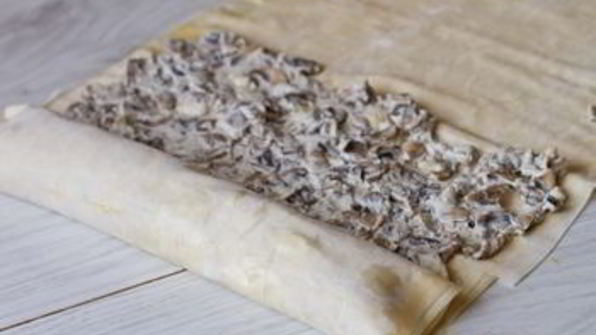 закусочный штрудель с грибами и сыром