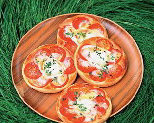 Слойки с козьим сыром и помидорами