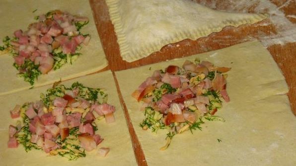 слойки с сыром и копченой курицей