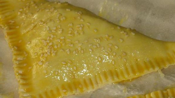 слойки с сыром и копченой курицей