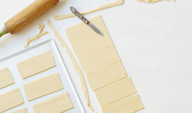 Слойки с творогом из дрожжевого теста