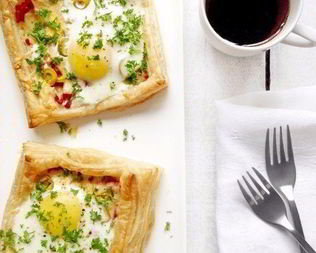 Слойки с яйцом, ветчиной и сыром