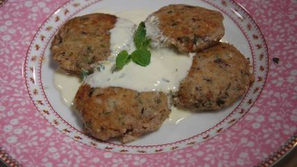 Мятные сырники с маслинами и сметанным соусом