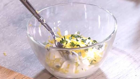 мятные сырники с маслинами и сметанным соусом