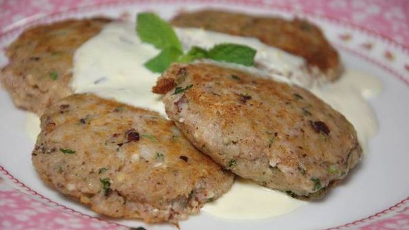 мятные сырники с маслинами и сметанным соусом