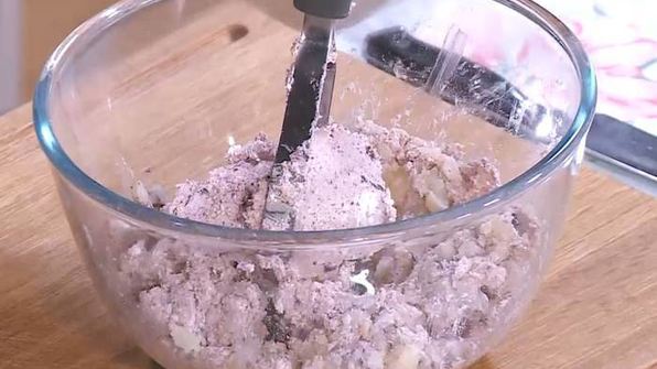 мятные сырники с маслинами и сметанным соусом