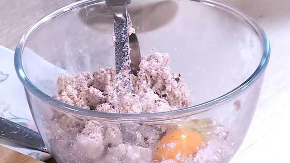 мятные сырники с маслинами и сметанным соусом