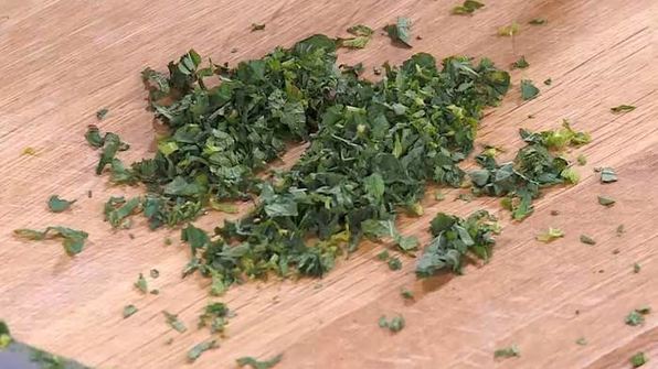 мятные сырники с маслинами и сметанным соусом