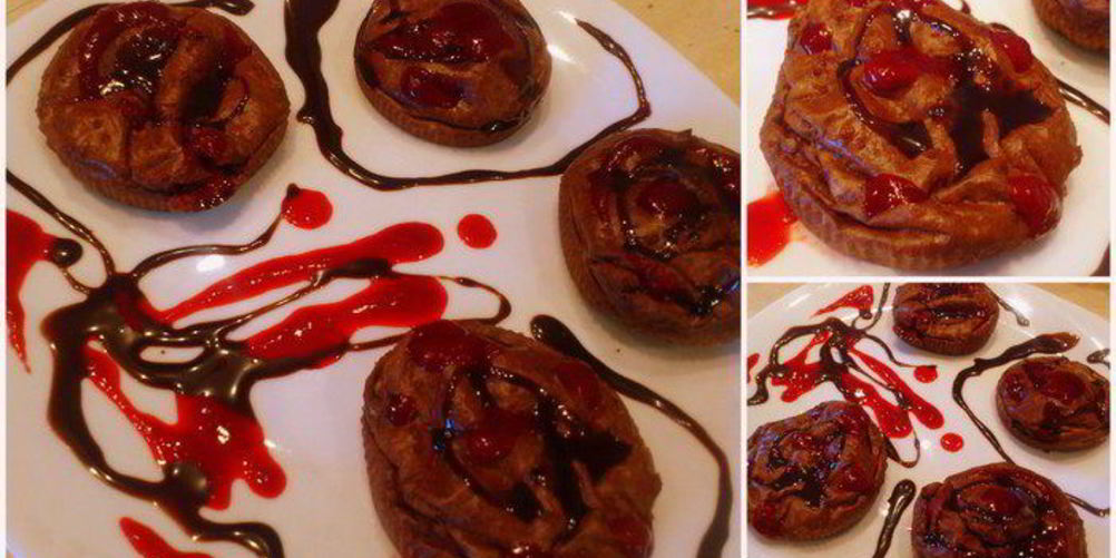 Рецепт шоколадных творожников с малиновым соусом и шоколадным топпингом