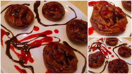 Шоколадные творожники с малиновым соусом и шоколадным топпингом