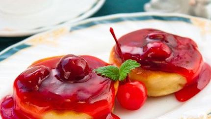 Сырники с вишневым соусом