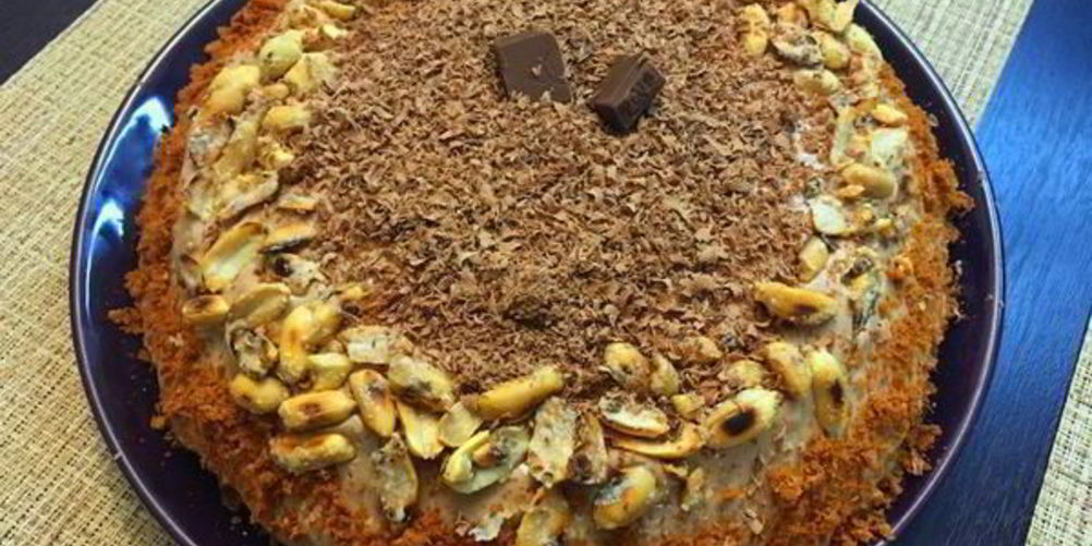 Рецепт бисквитного торта с меренгой и арахисом