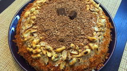 Бисквитный торт с меренгой и арахисом