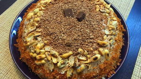 бисквитный торт с меренгой и арахисом