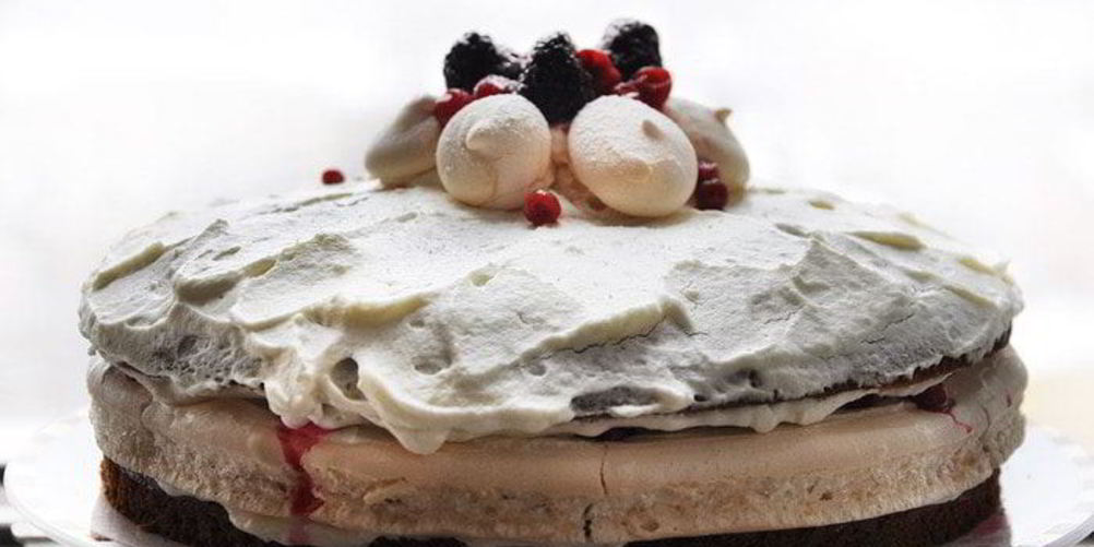 Рецепт брусничного торта с безе