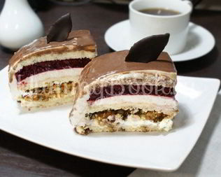 Ореховый торт с черной смородиной