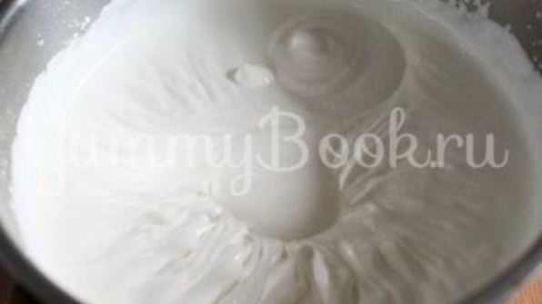 ореховый торт с черной смородиной