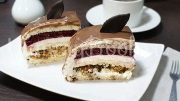 ореховый торт с черной смородиной