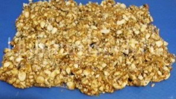 ореховый торт с черной смородиной