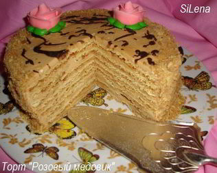 Розовый медовик