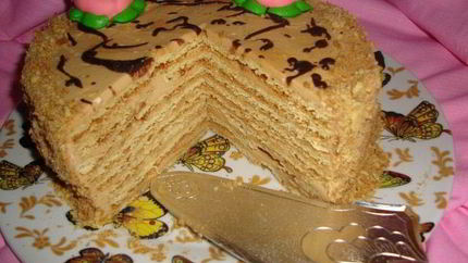 Розовый медовик