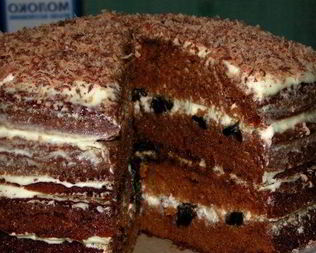 Шоколадный торт с черносливом и орехами