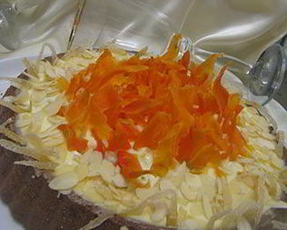 Свекольный торт с морковными и тыквенными чипсами